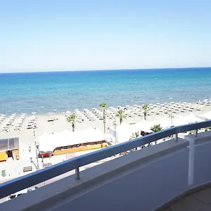 https://lazuli-beach-apartment-no-43.hotelsatayianapa.com